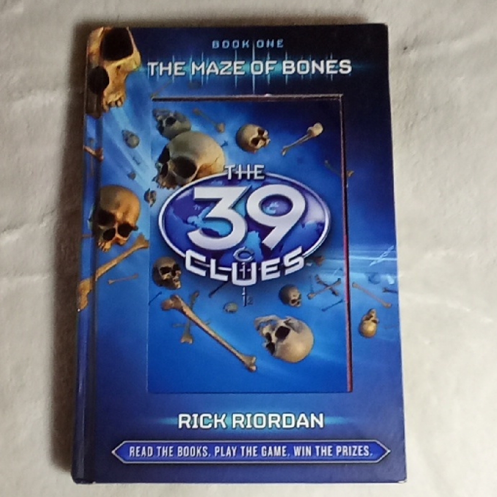 Scholastic's The 39 Clues: The Maze of Bones - Vibrant Blue Cover